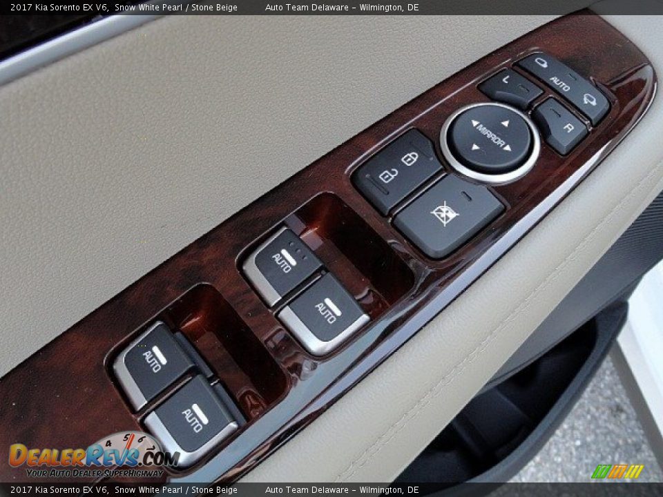 Controls of 2017 Kia Sorento EX V6 Photo #13