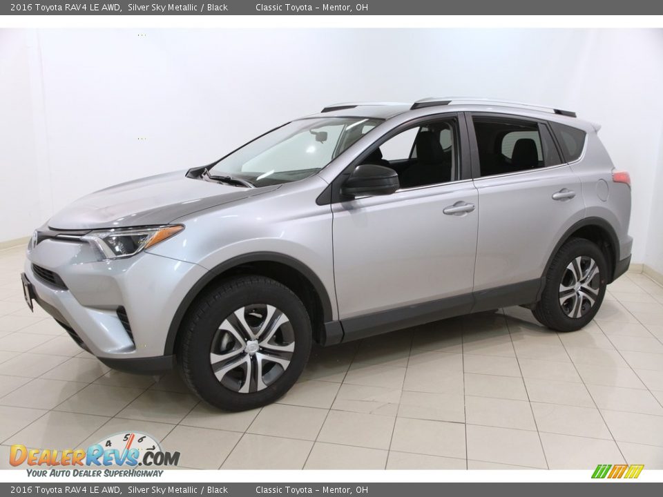 Front 3/4 View of 2016 Toyota RAV4 LE AWD Photo #3