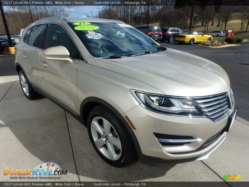 Front 3/4 View of 2017 Lincoln MKC Premier AWD Photo #7