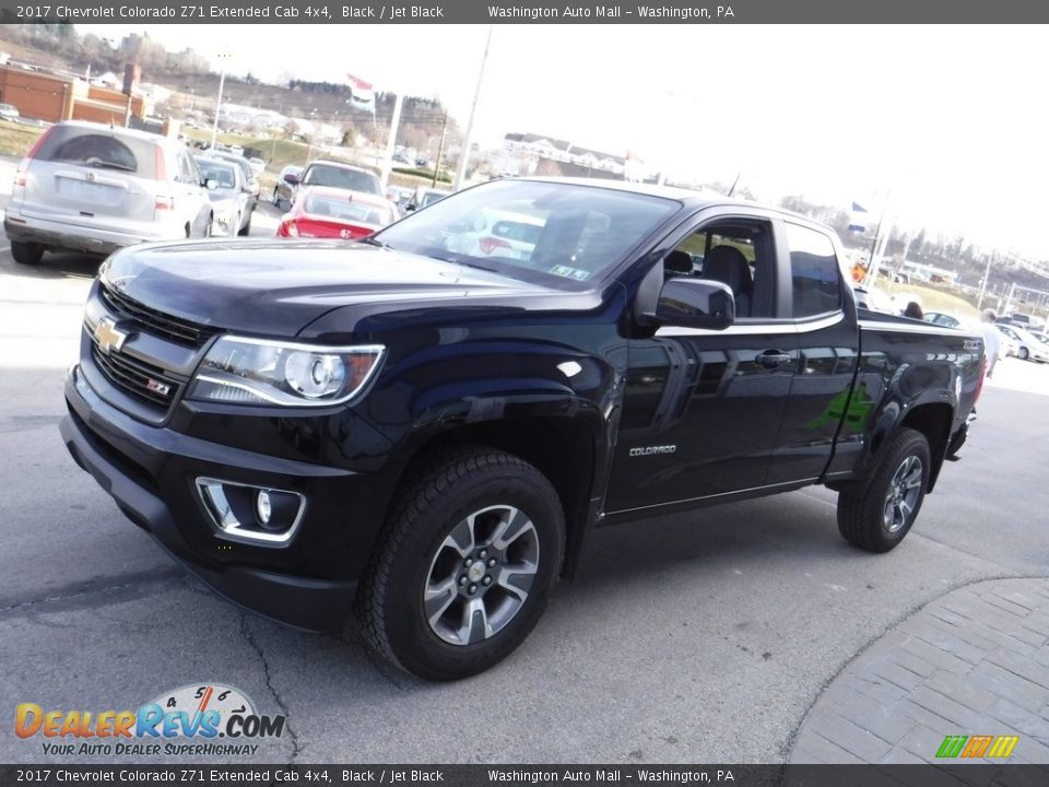 Front 3/4 View of 2017 Chevrolet Colorado Z71 Extended Cab 4x4 Photo #6