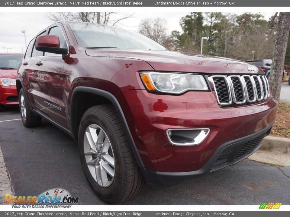 Front 3/4 View of 2017 Jeep Grand Cherokee Laredo Photo #4