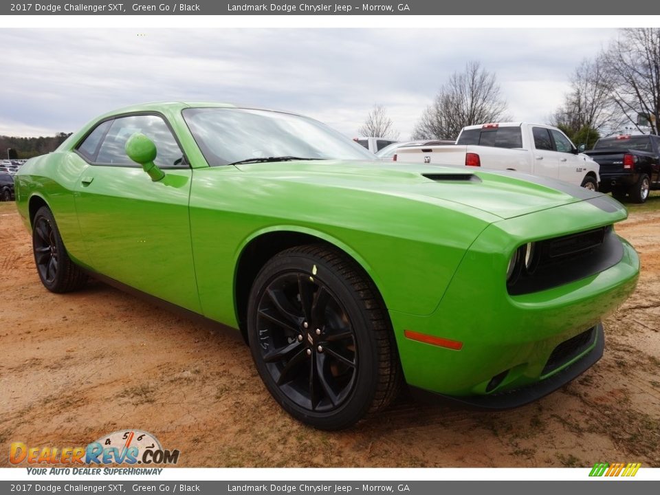 Front 3/4 View of 2017 Dodge Challenger SXT Photo #4