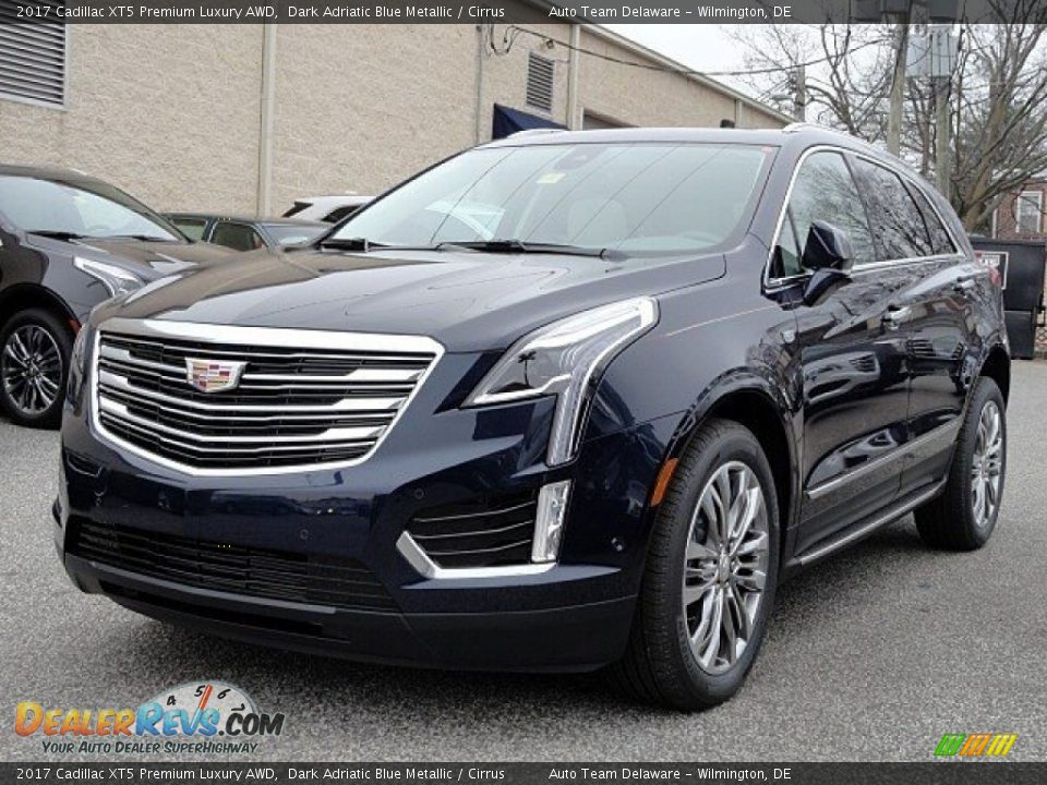 Front 3/4 View of 2017 Cadillac XT5 Premium Luxury AWD Photo #3