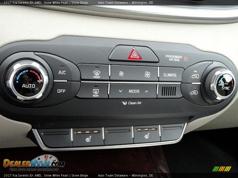 Controls of 2017 Kia Sorento EX AWD Photo #17