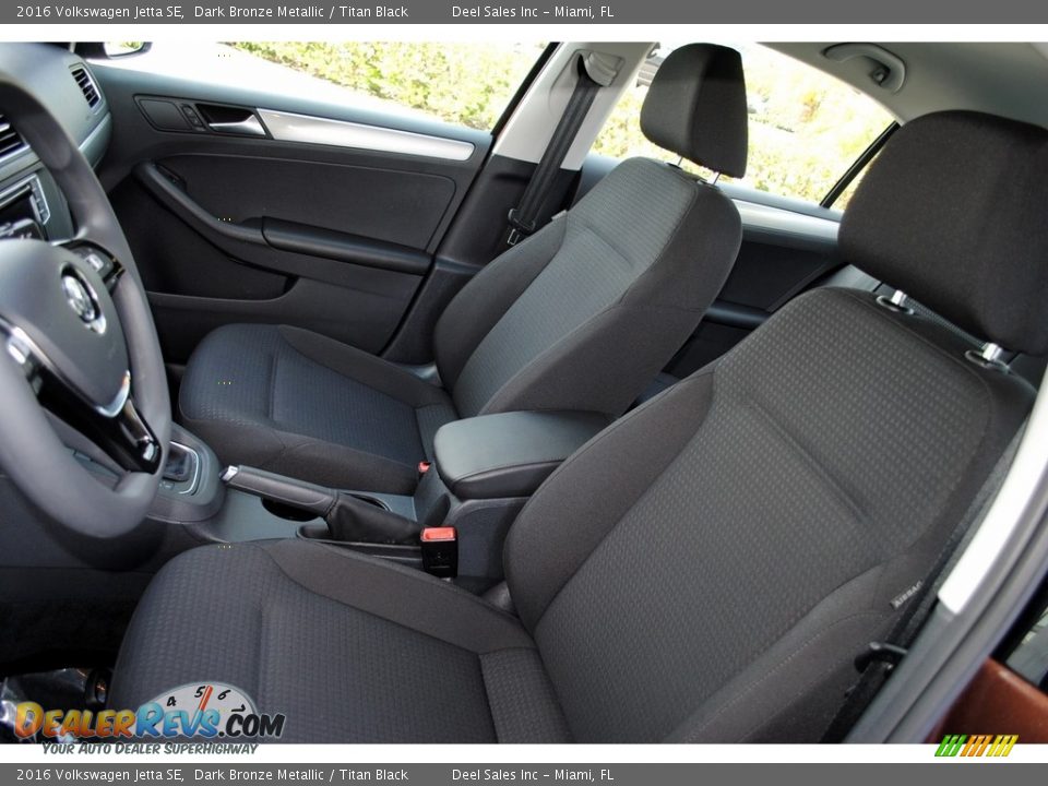 Front Seat of 2016 Volkswagen Jetta SE Photo #14