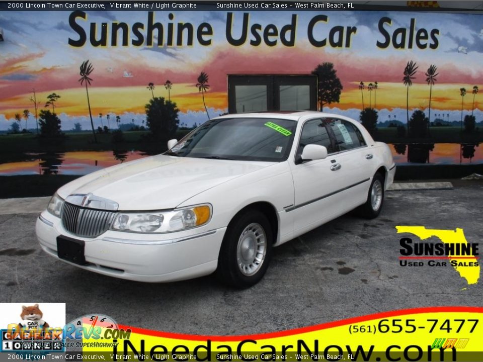2000 Lincoln Town Car Executive Vibrant White / Light Graphite Photo #1