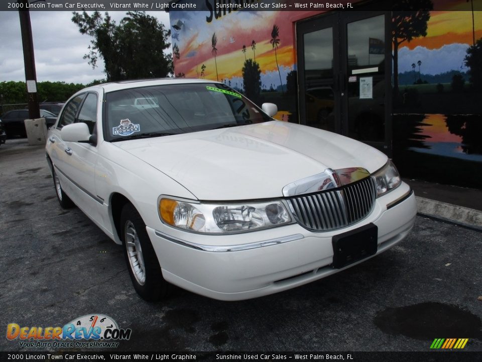 2000 Lincoln Town Car Executive Vibrant White / Light Graphite Photo #2