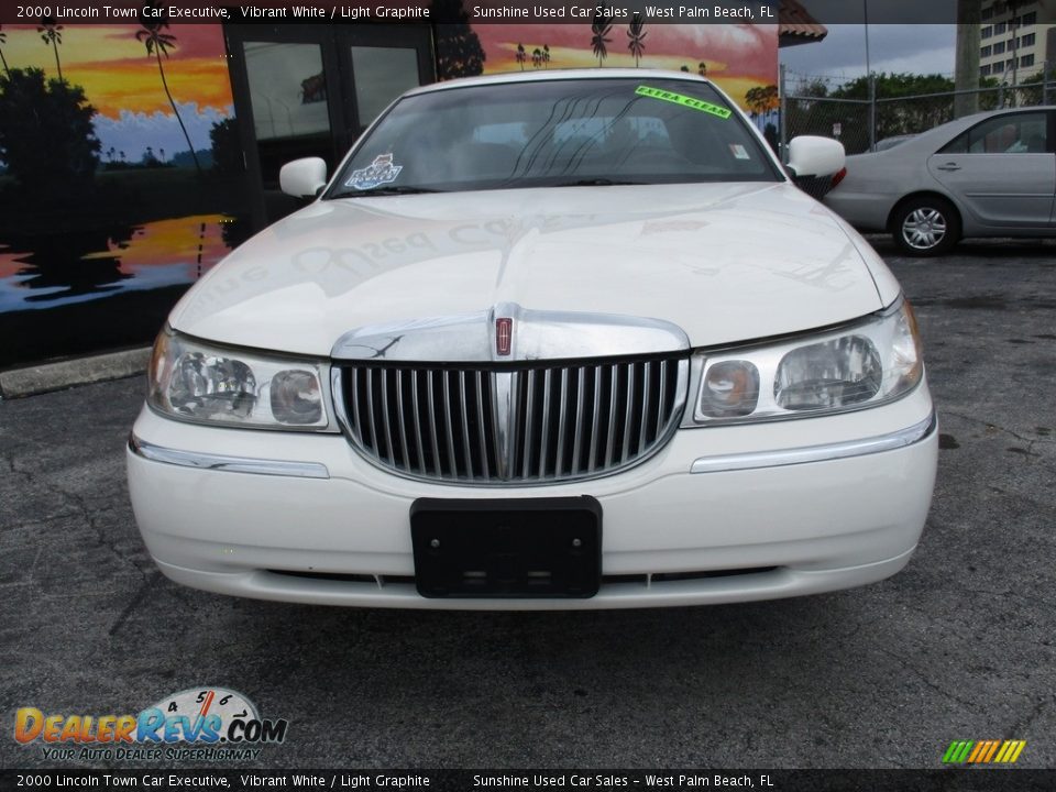 2000 Lincoln Town Car Executive Vibrant White / Light Graphite Photo #3