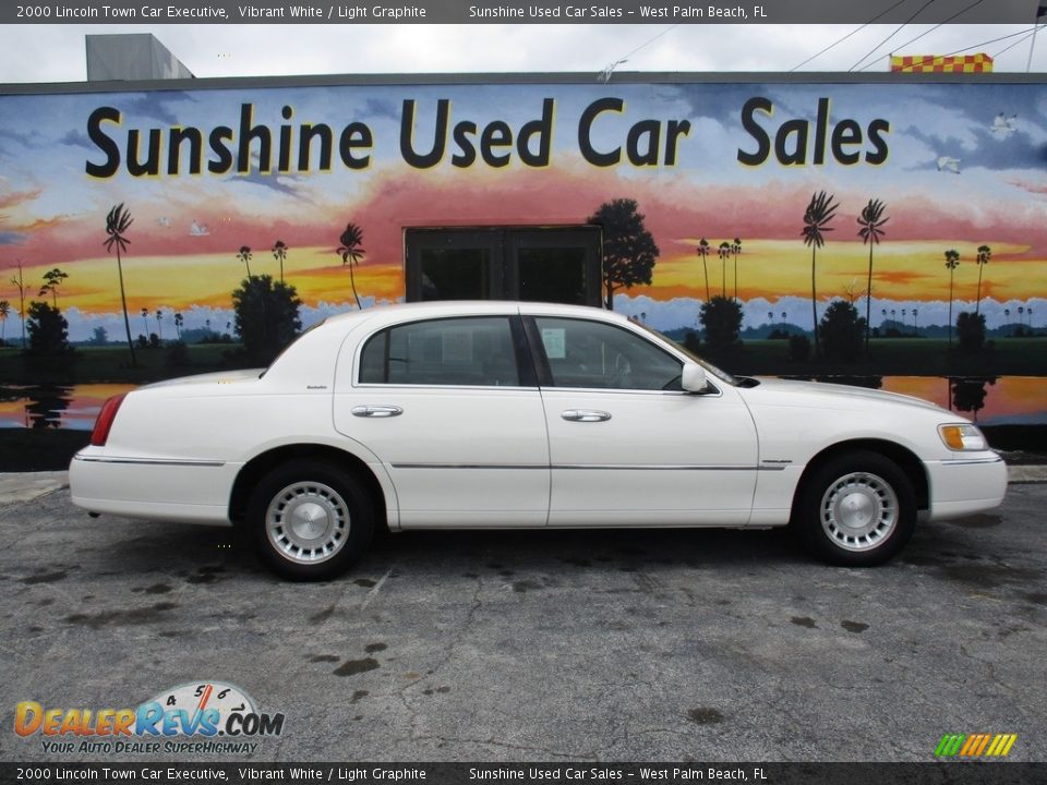 2000 Lincoln Town Car Executive Vibrant White / Light Graphite Photo #4