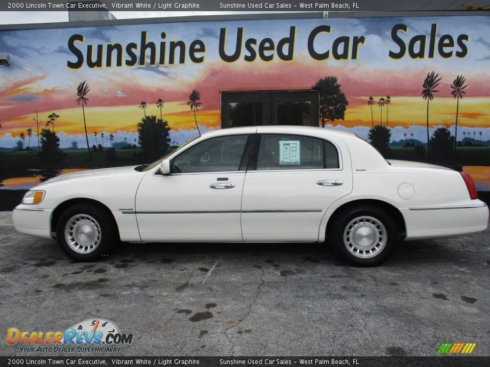 2000 Lincoln Town Car Executive Vibrant White / Light Graphite Photo #5