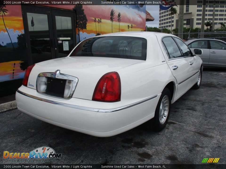 2000 Lincoln Town Car Executive Vibrant White / Light Graphite Photo #6