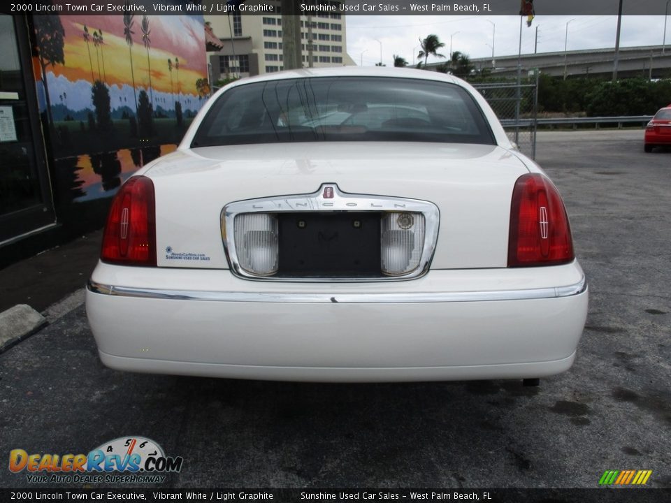 2000 Lincoln Town Car Executive Vibrant White / Light Graphite Photo #7