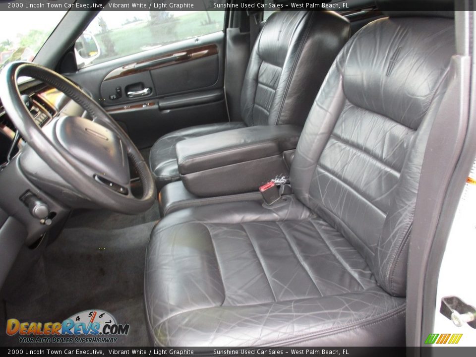 2000 Lincoln Town Car Executive Vibrant White / Light Graphite Photo #9