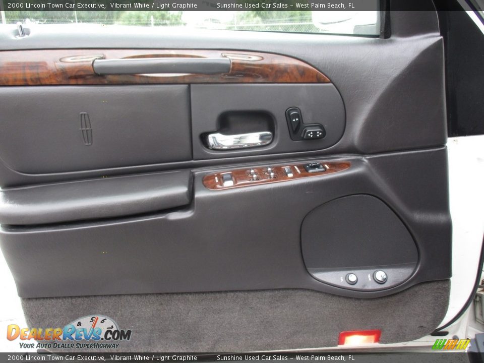 2000 Lincoln Town Car Executive Vibrant White / Light Graphite Photo #10