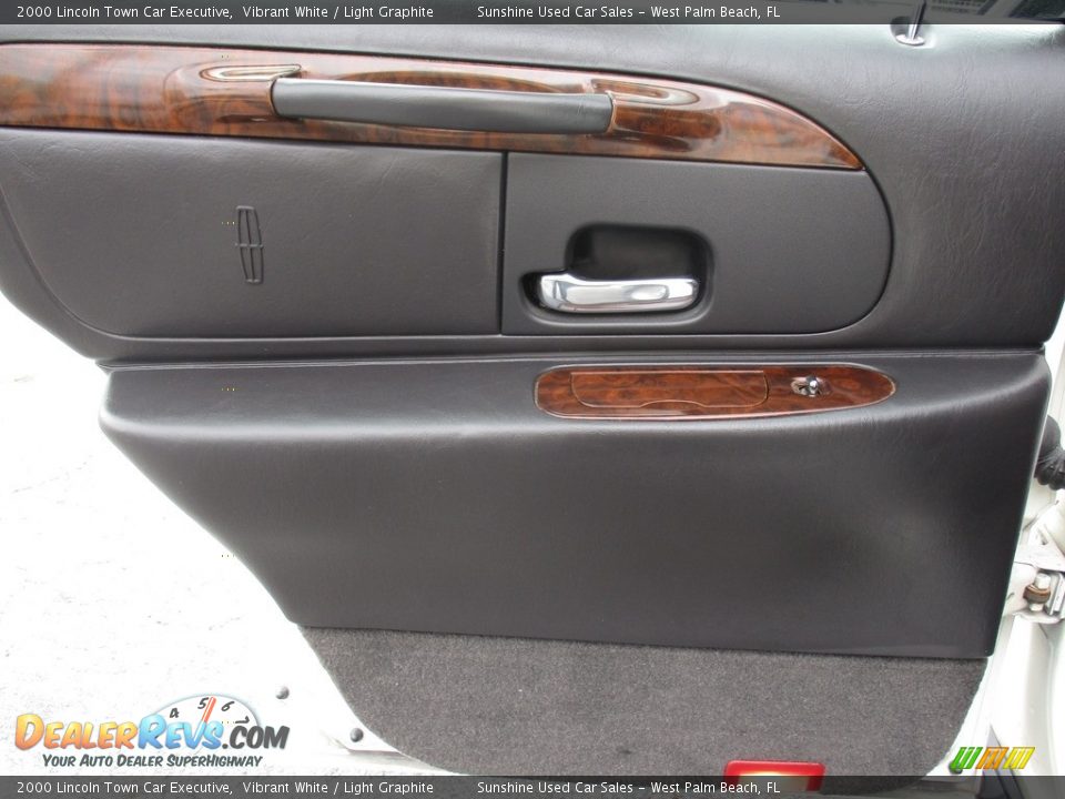 2000 Lincoln Town Car Executive Vibrant White / Light Graphite Photo #11