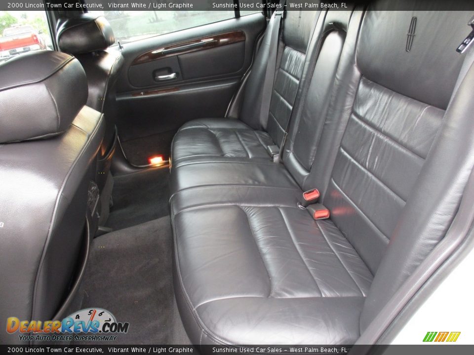 2000 Lincoln Town Car Executive Vibrant White / Light Graphite Photo #12