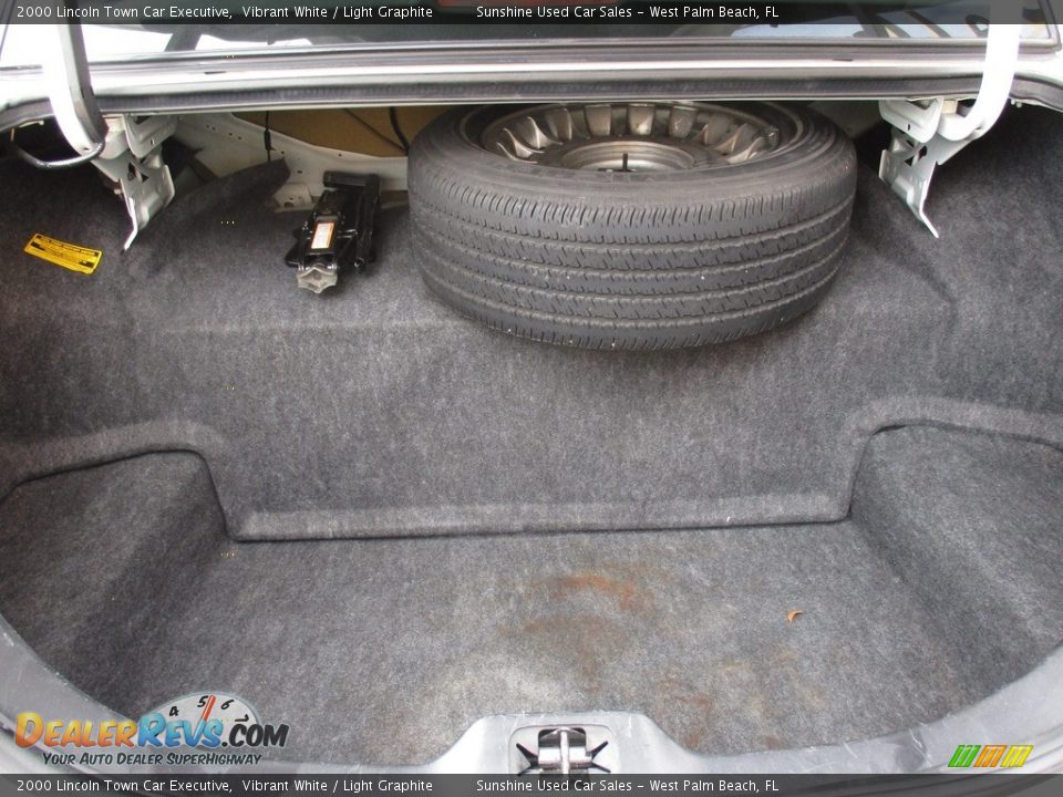 2000 Lincoln Town Car Executive Vibrant White / Light Graphite Photo #13