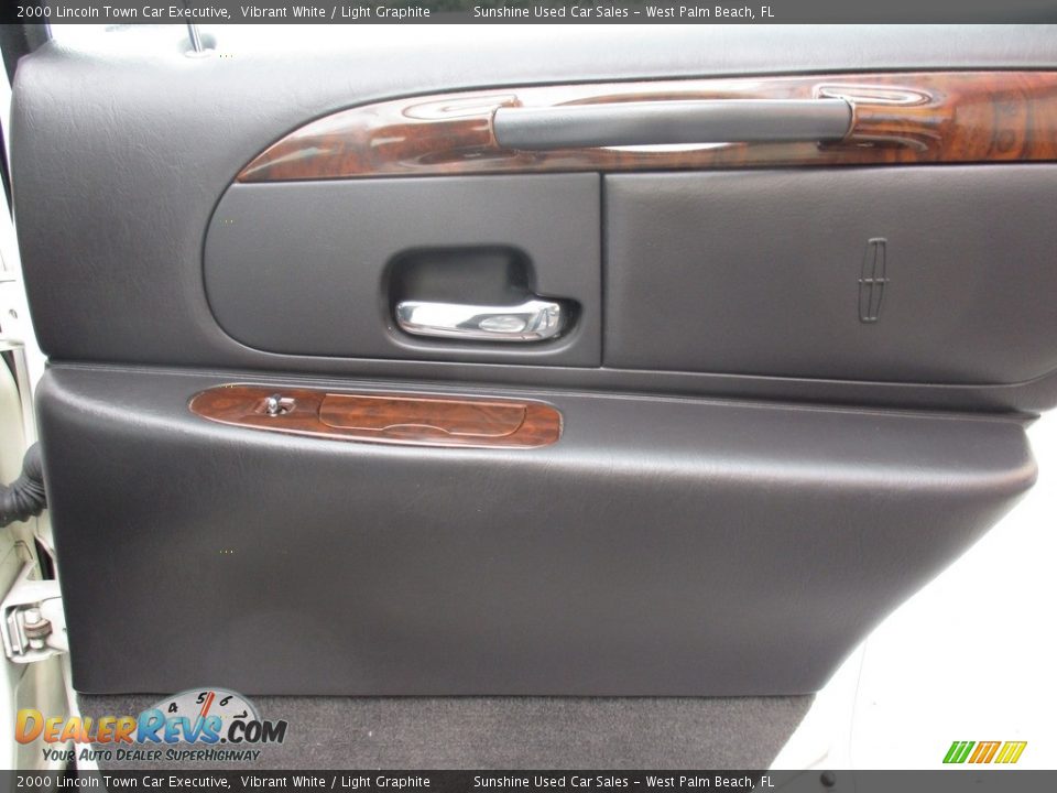 2000 Lincoln Town Car Executive Vibrant White / Light Graphite Photo #14