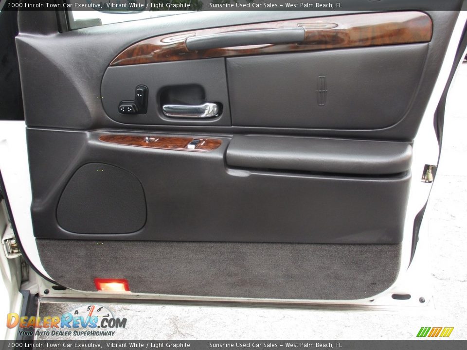 2000 Lincoln Town Car Executive Vibrant White / Light Graphite Photo #15