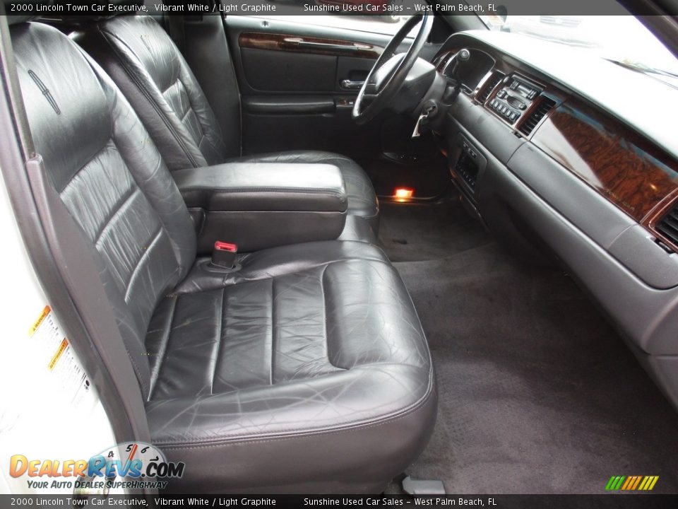 2000 Lincoln Town Car Executive Vibrant White / Light Graphite Photo #16