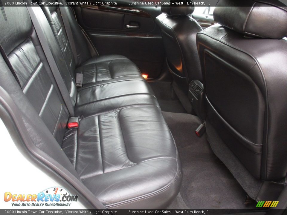 2000 Lincoln Town Car Executive Vibrant White / Light Graphite Photo #17