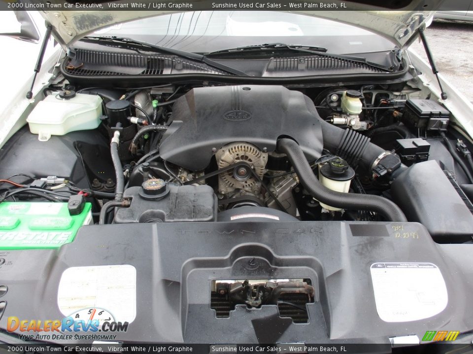 2000 Lincoln Town Car Executive Vibrant White / Light Graphite Photo #18