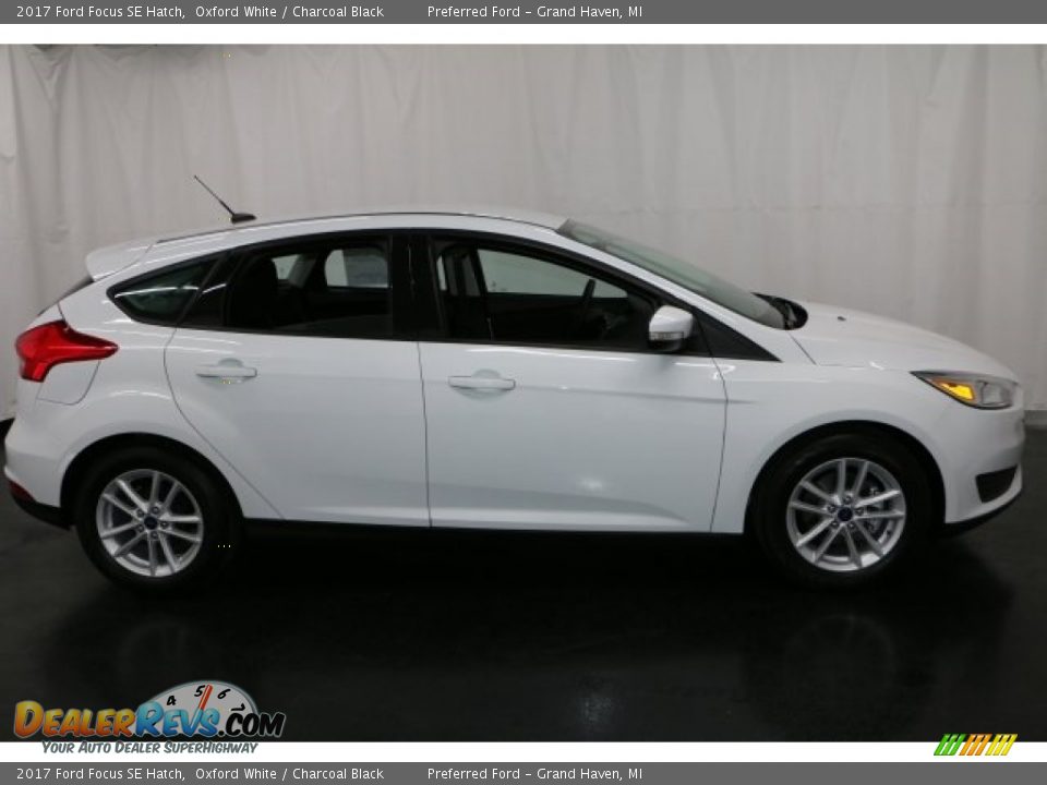 2017 Ford Focus SE Hatch Oxford White / Charcoal Black Photo #1