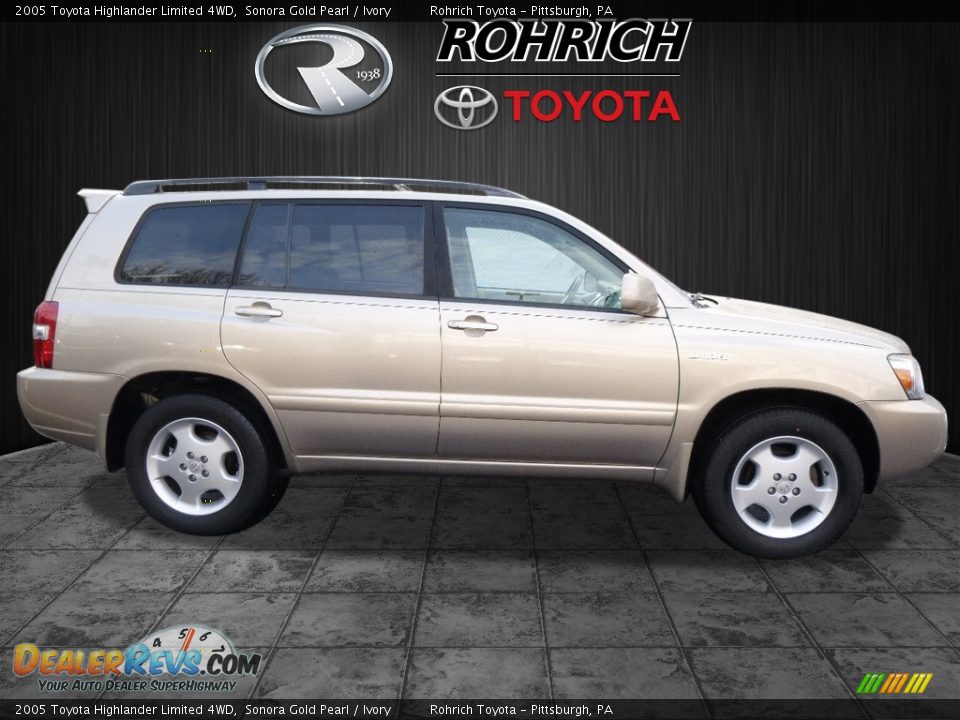 2005 Toyota Highlander Limited 4WD Sonora Gold Pearl / Ivory Photo #2
