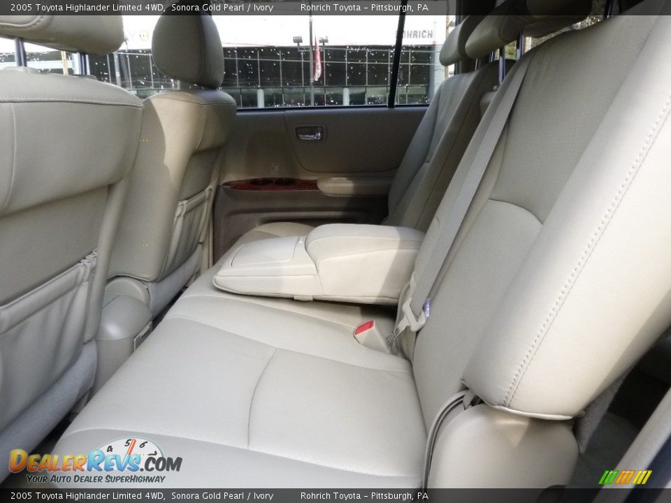 2005 Toyota Highlander Limited 4WD Sonora Gold Pearl / Ivory Photo #7