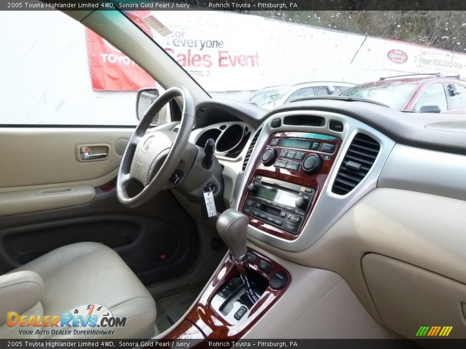 2005 Toyota Highlander Limited 4WD Sonora Gold Pearl / Ivory Photo #13