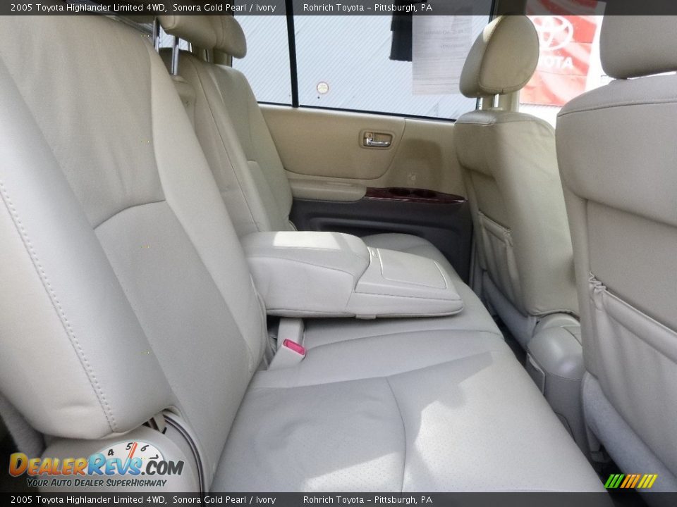 2005 Toyota Highlander Limited 4WD Sonora Gold Pearl / Ivory Photo #15