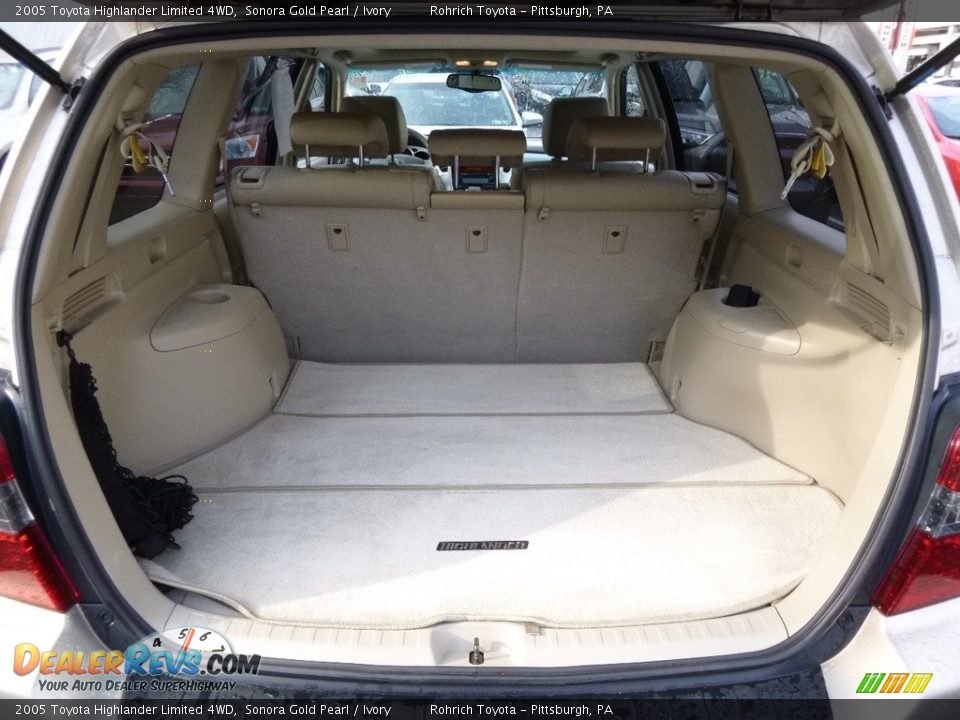 2005 Toyota Highlander Limited 4WD Sonora Gold Pearl / Ivory Photo #16