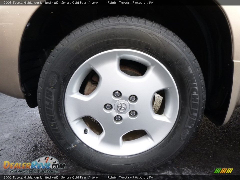 2005 Toyota Highlander Limited 4WD Sonora Gold Pearl / Ivory Photo #17