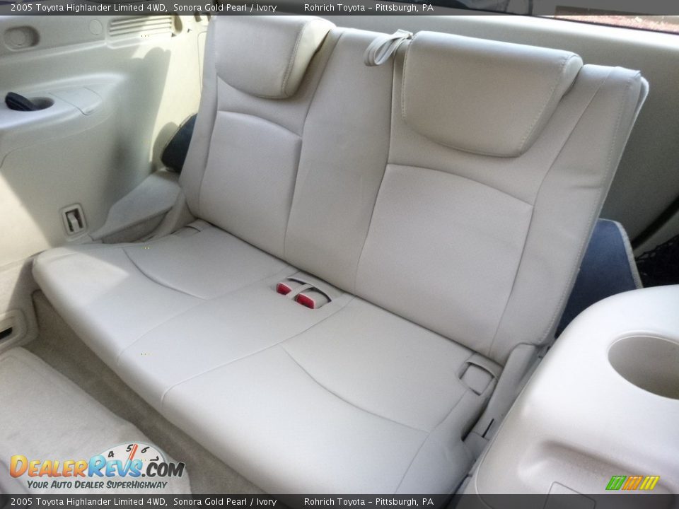 2005 Toyota Highlander Limited 4WD Sonora Gold Pearl / Ivory Photo #19