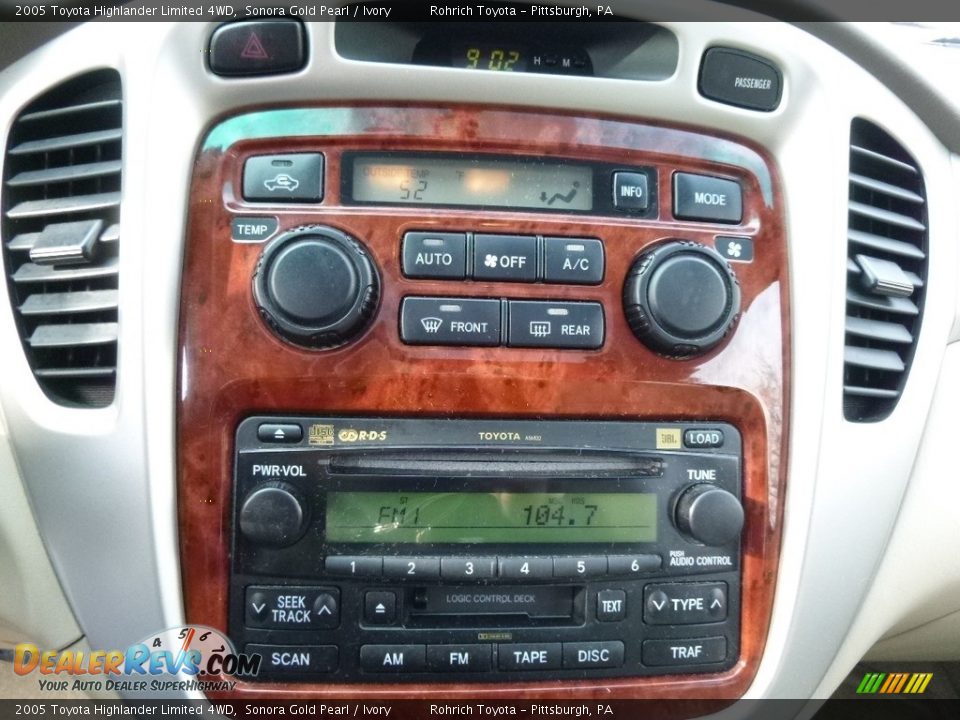 2005 Toyota Highlander Limited 4WD Sonora Gold Pearl / Ivory Photo #26