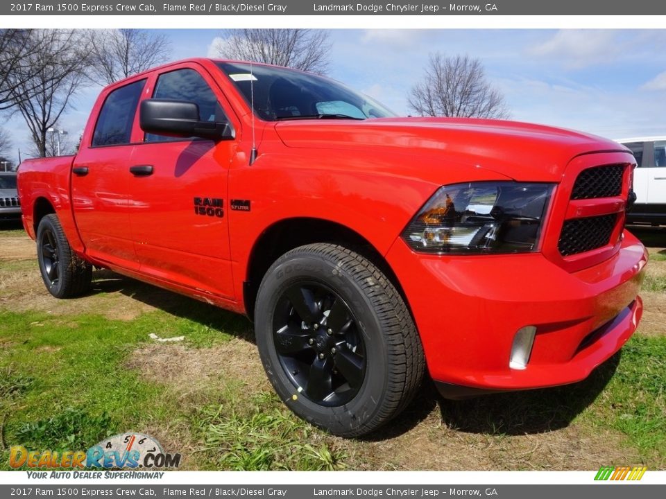 Front 3/4 View of 2017 Ram 1500 Express Crew Cab Photo #4