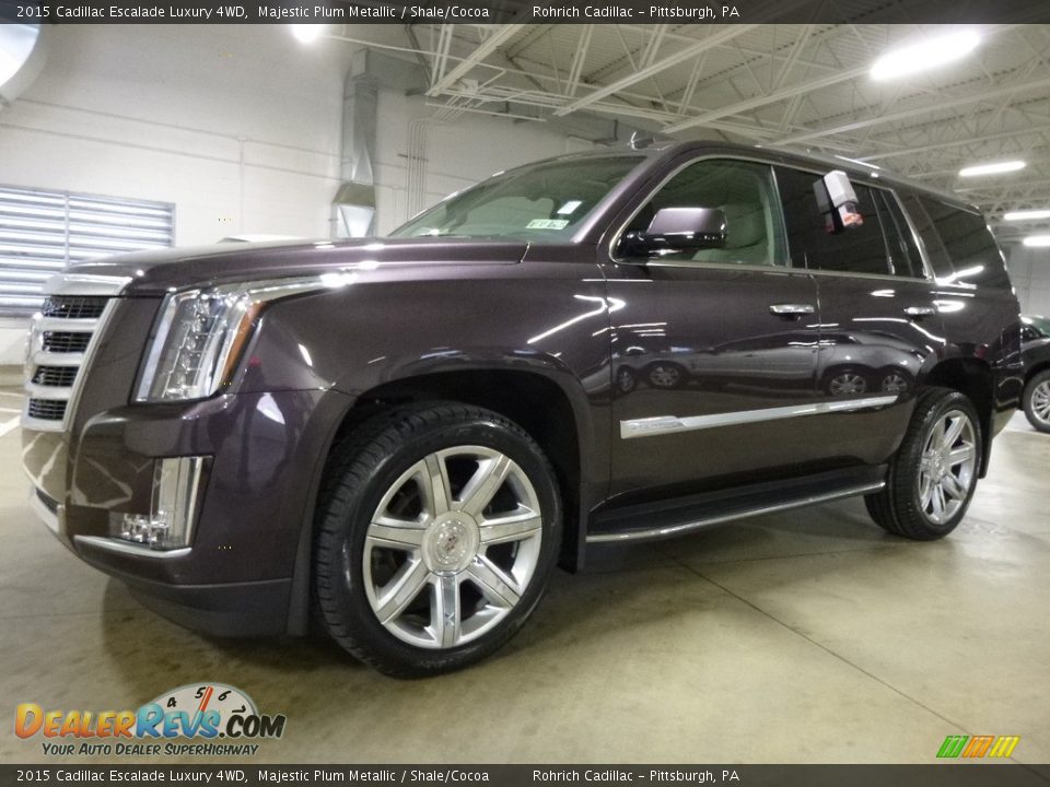 Front 3/4 View of 2015 Cadillac Escalade Luxury 4WD Photo #3