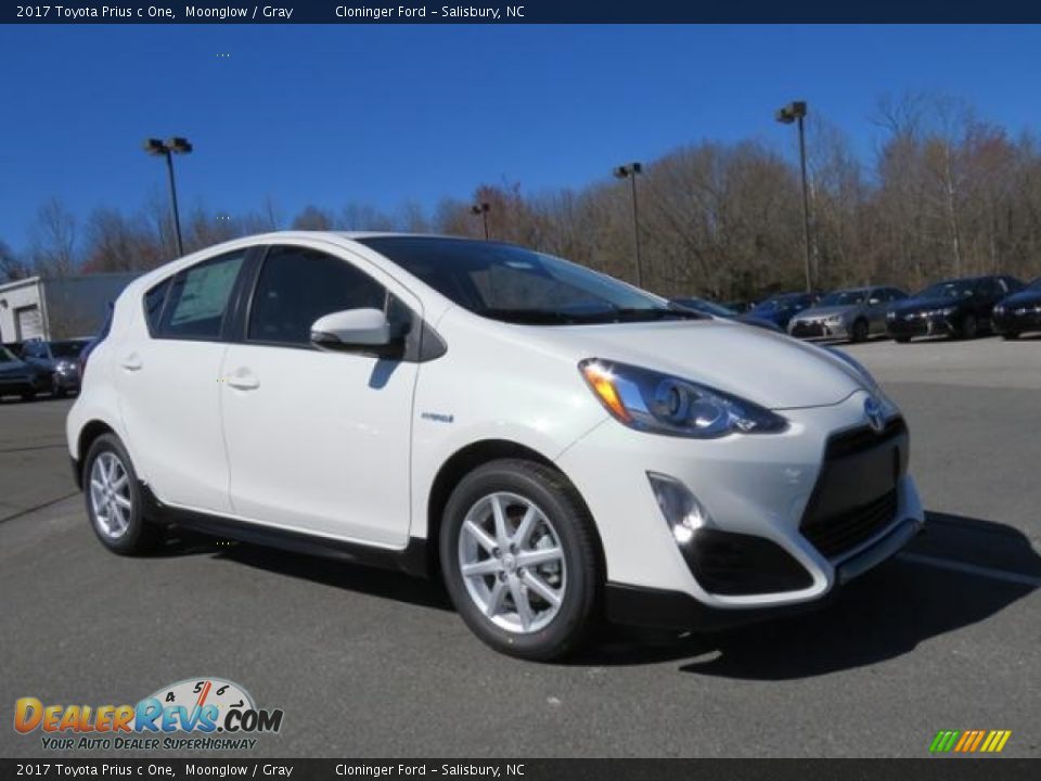 Front 3/4 View of 2017 Toyota Prius c One Photo #1