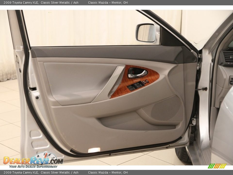 2009 Toyota Camry XLE Classic Silver Metallic / Ash Photo #4