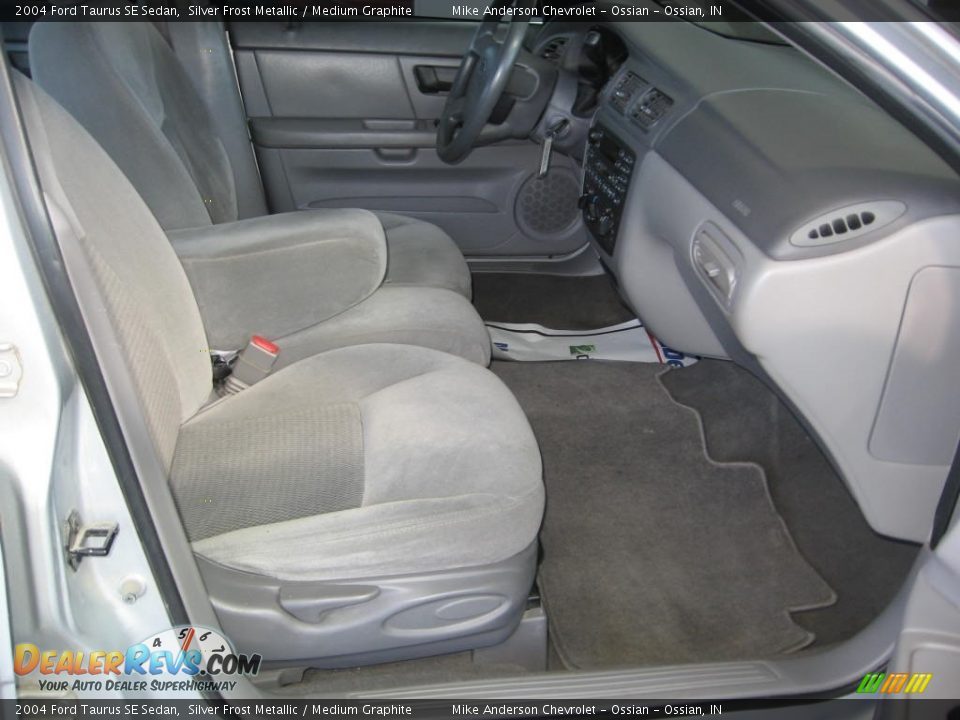 2004 Ford Taurus SE Sedan Silver Frost Metallic / Medium Graphite Photo #9