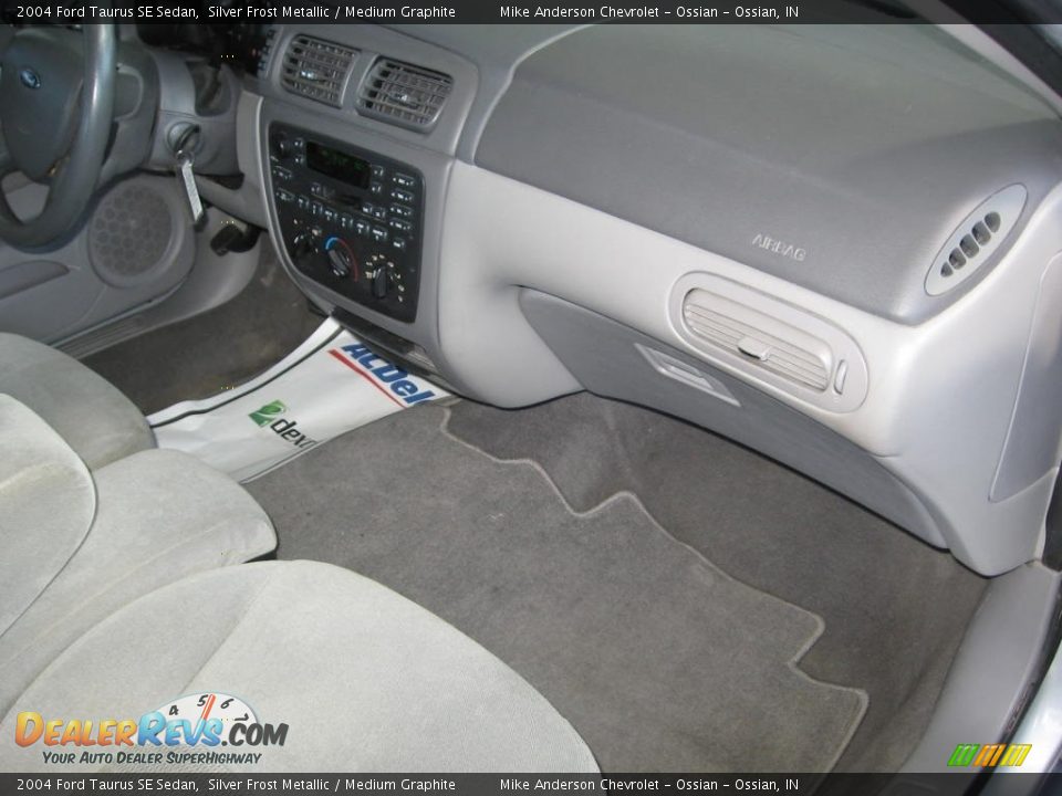 2004 Ford Taurus SE Sedan Silver Frost Metallic / Medium Graphite Photo #11