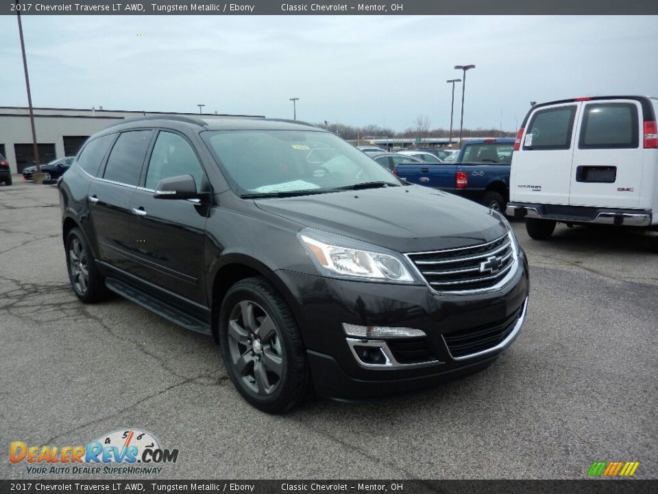 Front 3/4 View of 2017 Chevrolet Traverse LT AWD Photo #3