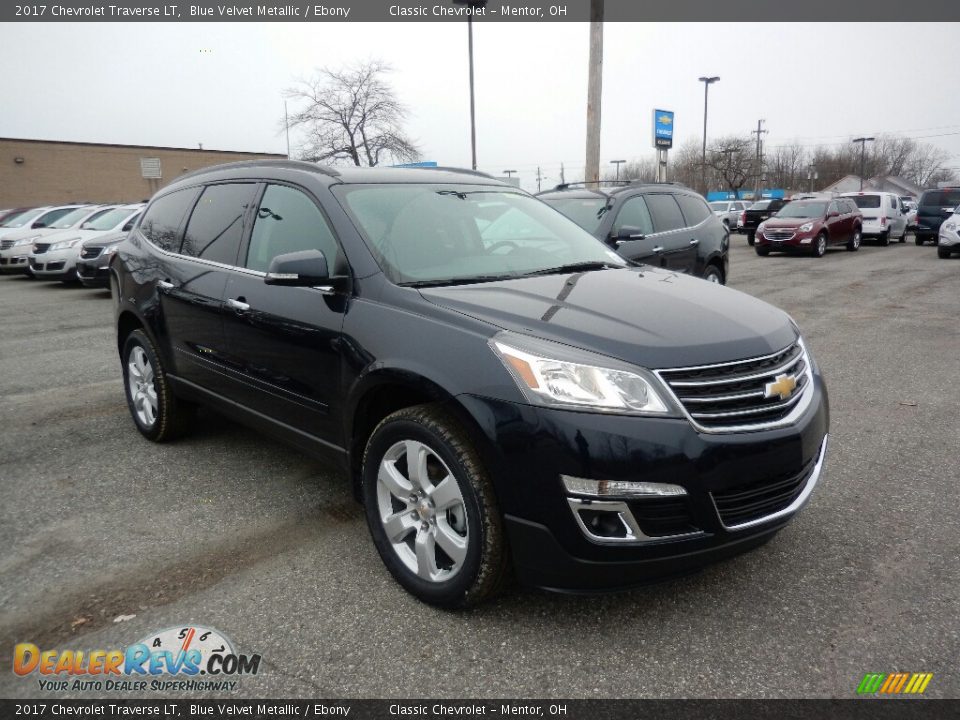 Front 3/4 View of 2017 Chevrolet Traverse LT Photo #4