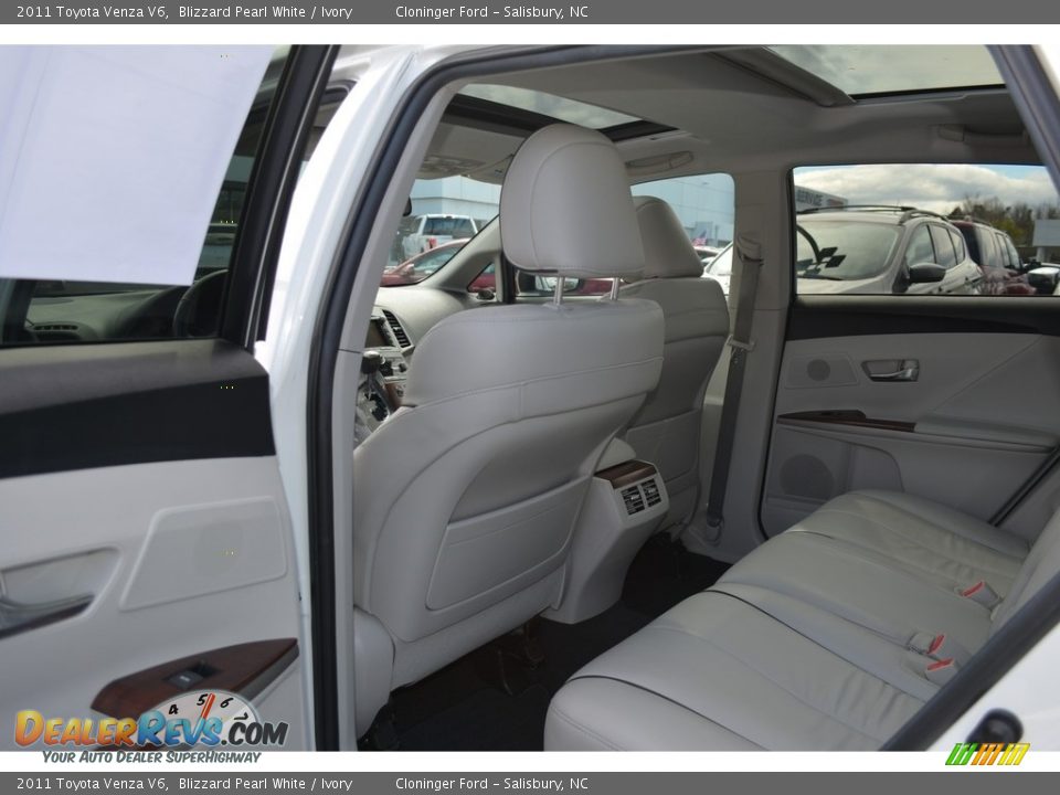 2011 Toyota Venza V6 Blizzard Pearl White / Ivory Photo #12
