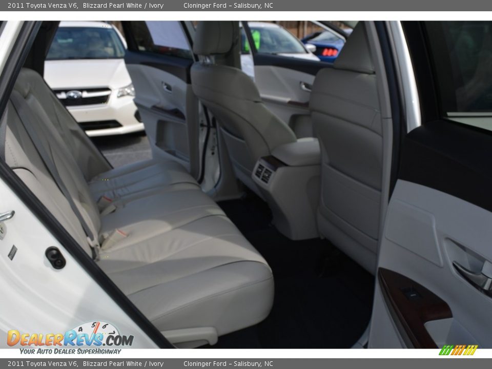 2011 Toyota Venza V6 Blizzard Pearl White / Ivory Photo #15