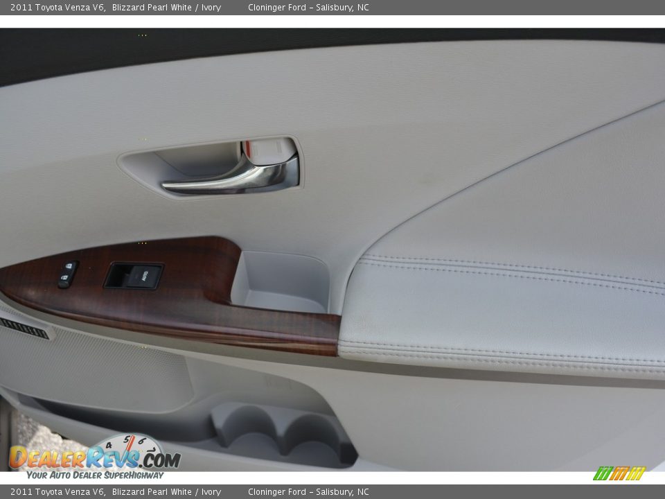 2011 Toyota Venza V6 Blizzard Pearl White / Ivory Photo #16