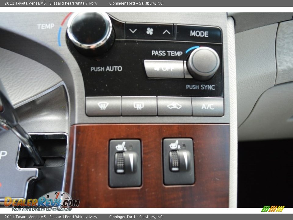 2011 Toyota Venza V6 Blizzard Pearl White / Ivory Photo #22