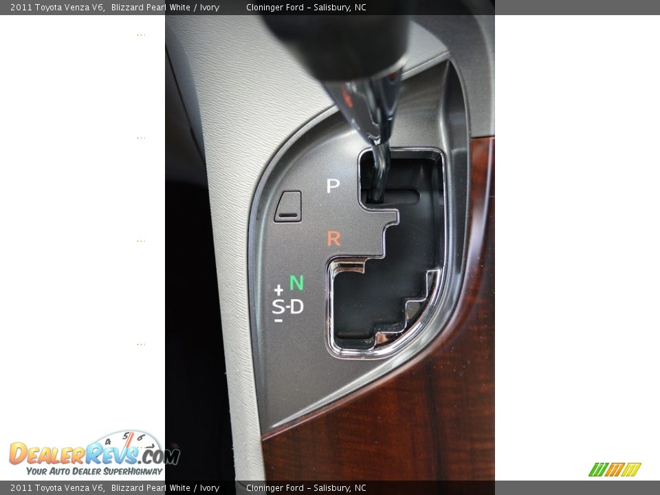 2011 Toyota Venza V6 Blizzard Pearl White / Ivory Photo #24