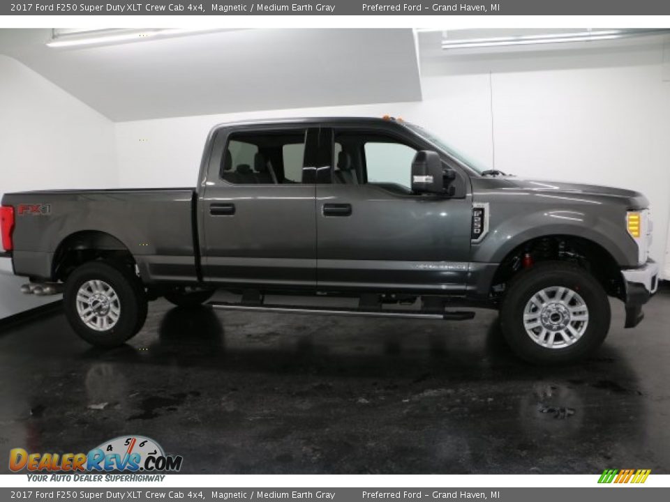 2017 Ford F250 Super Duty XLT Crew Cab 4x4 Magnetic / Medium Earth Gray Photo #1