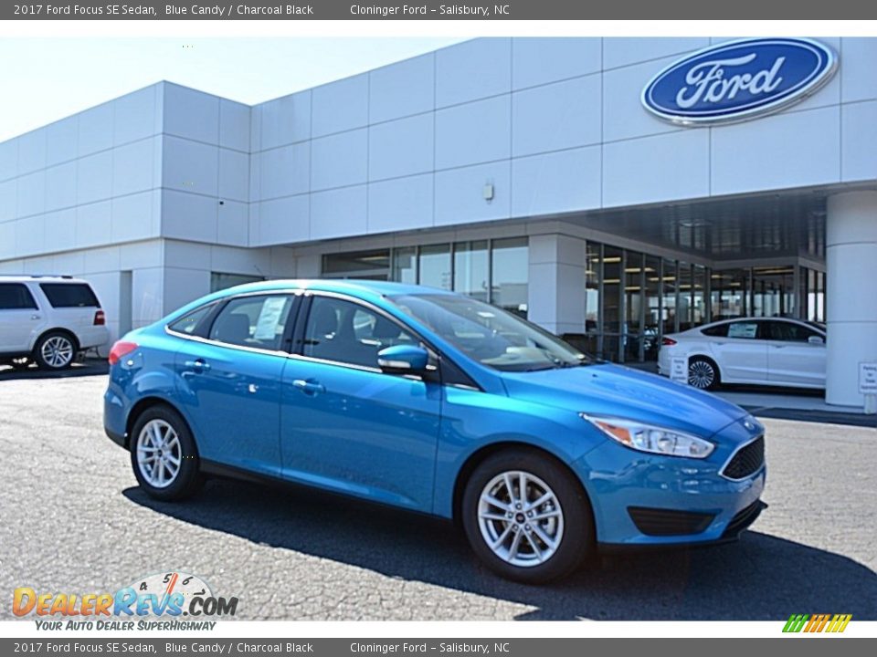 Front 3/4 View of 2017 Ford Focus SE Sedan Photo #1